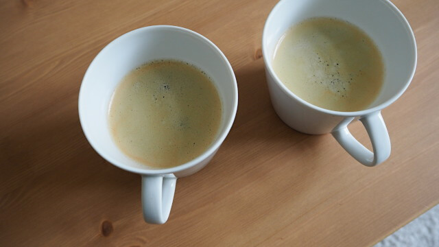 Kaffee - Koffein - Zwei Tassen auf einem Tisch